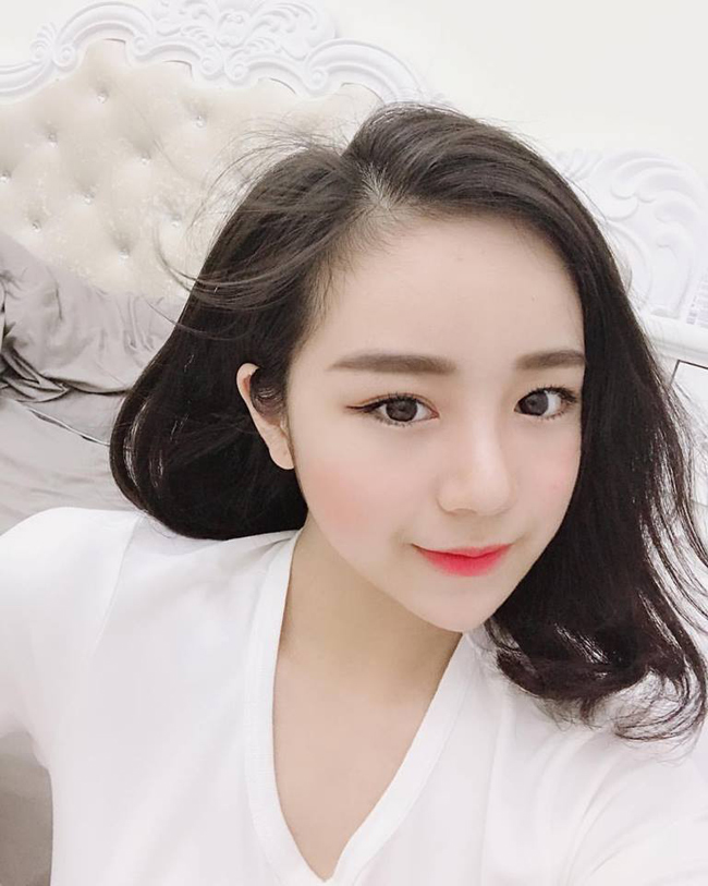 Từ một nữ sinh bình thường, Thủy Tiên có được danh xưng &#34;hot girl&#34; nhờ bức ảnh ngủ gật khoe góc nghiêng thần thánh.&nbsp;