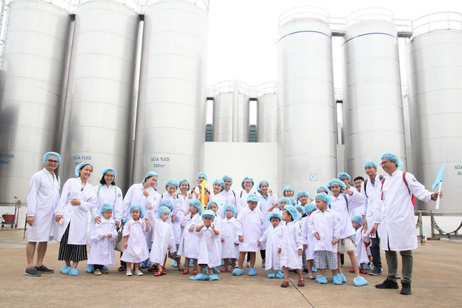 Vui hè 2018, bé cùng khám phá siêu nhà máy sữa của Vinamilk - 1