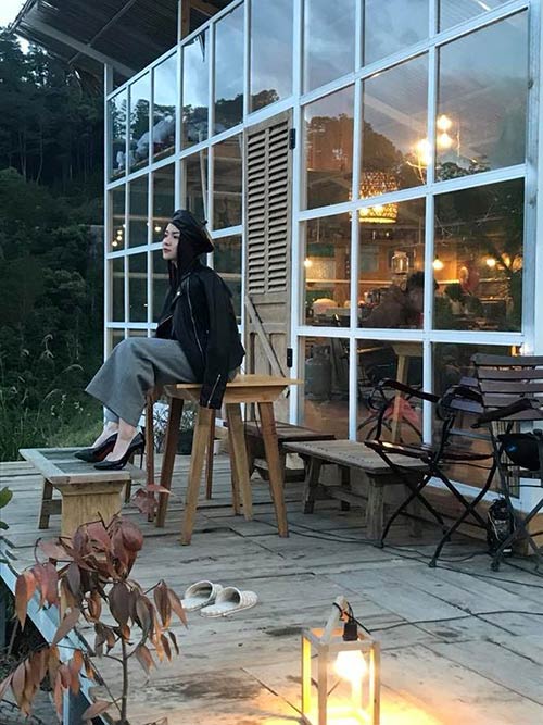 Ít ai biết gia đình "trâm anh thế phiệt" của Thủy Top - 6