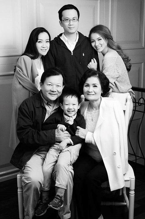 Ít ai biết gia đình "trâm anh thế phiệt" của Thủy Top - 2