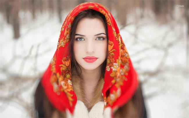 Giản dị hơn những người phụ nữ Nga chỉ dùng một chiếc khăn thêu choàng đầu cũng đủ tôn nhan sắc kiều diễm.