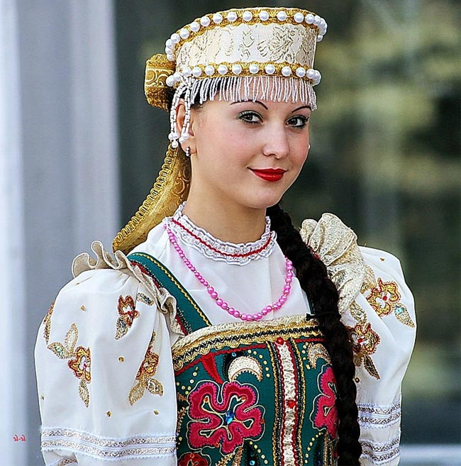 Trang phục truyền thống Nga tuy không khác nhau nhiều về kiểu dáng nhưng có thể chia thành 4 loại váy poneva,váy sarafan,váy andarak,váy kubelek.