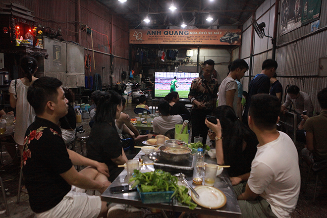 Người dân Thủ đô đổ xô tới các quán nhậu xem trận khai mạc World Cup - 1