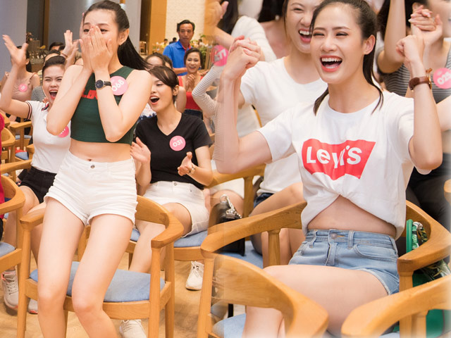 Thí sinh Hoa hậu Việt Nam mặc quần siêu ngắn cổ vũ World Cup