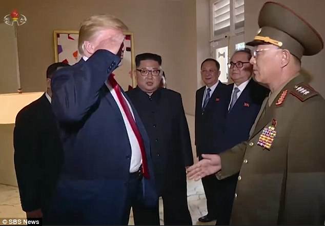 Trump hành động lạ khi thấy kiểu chào của tướng Triều Tiên - 2