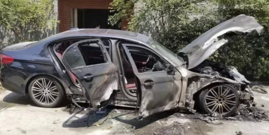 TQ: Xe BMW mới mua gần 2 tỷ đồng cháy rụi vì hành động bất cẩn - 1