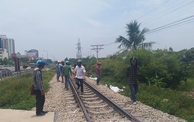 Cố băng qua đường ray khi tàu đang lao tới, đôi nam nữ tử vong - 1