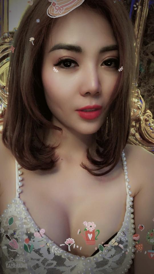 Vào vai gái làng chơi, trong phim, nữ diễn viên 30 tuổi diện nhiều bộ cánh gợi cảm.