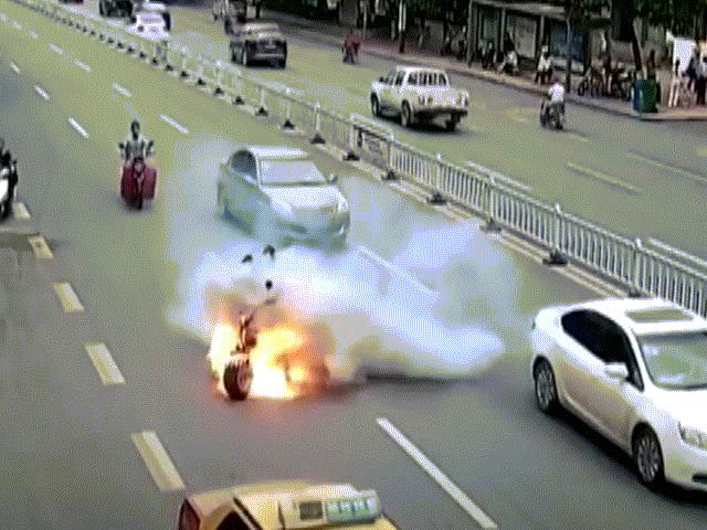 Trung Quốc: Xe đạp điện bốc cháy, lái xe suýt bị thiêu sống