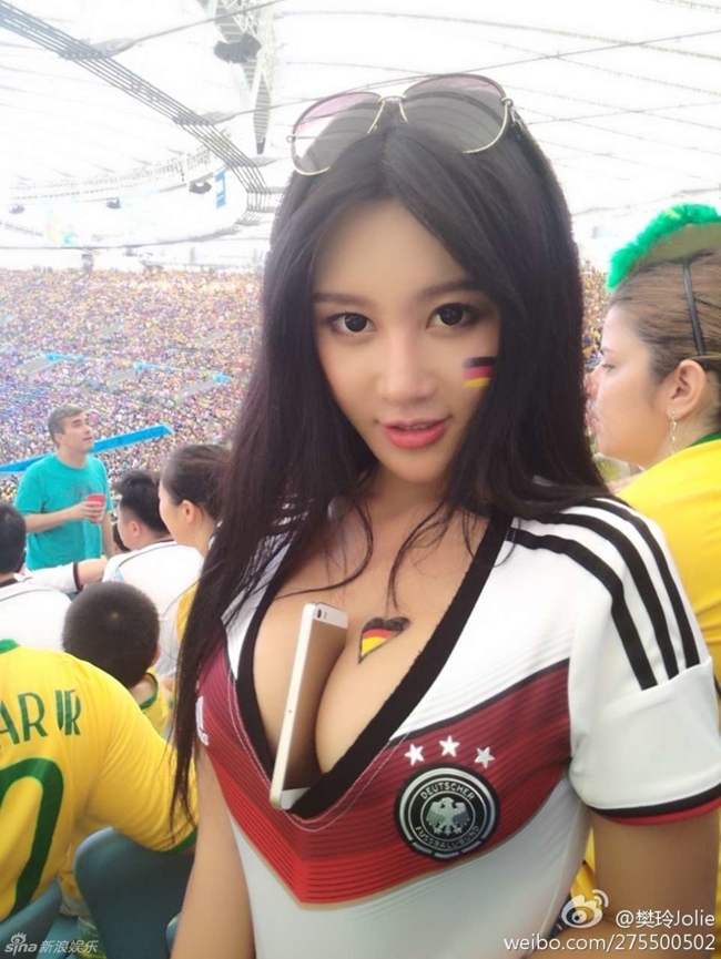 Phàn Linh là cái tên nóng nhất tại World Cup 2014 khi chơi chiêu kẹp điện thoại vào ngực để cổ vũ bóng đá tại vòng loại tứ kết trên sân Maracana ở Rio de Janeiro, Brazil .