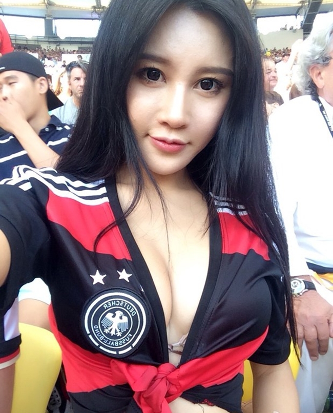 Người đẹp sinh năm 1994 cho hay, mình là fan của tuyển Đức và Argentina.