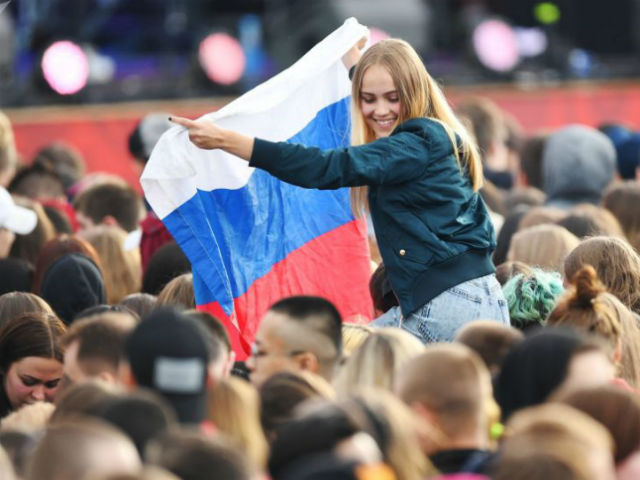 Bóng đá - Ấn tượng World Cup 15/6: Mỹ nhân bung lụa, triệu fan mở hội