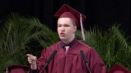 Nam sinh tự kỷ phát biểu bất ngờ trong lễ tốt nghiệp - 1