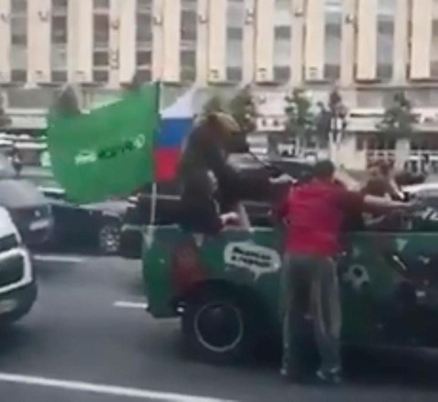 Video: “Sốc” hình ảnh gấu Nga ngồi xe jeep, thổi kèn vuvuzela ăn mừng World Cup - 1