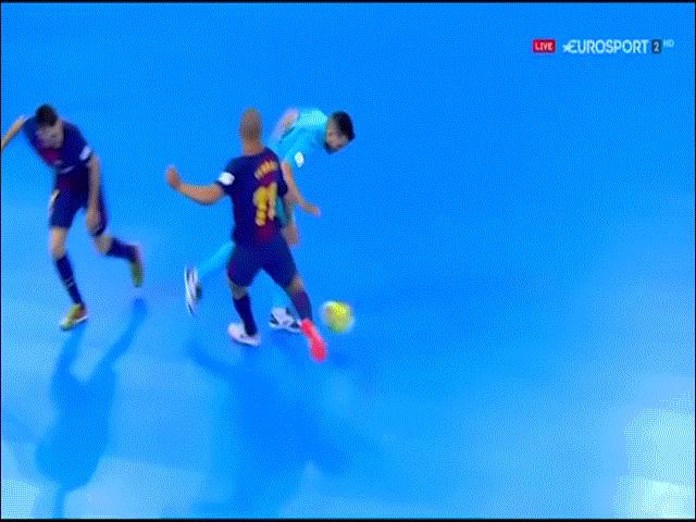 Thể thao - Kung-fu mùa World Cup: SAO Barca "phang ống", đối thủ bất tỉnh nhân sự