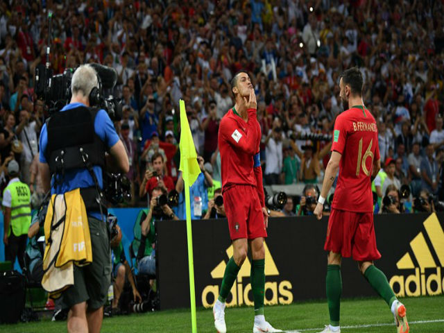 Ronaldo "hóa thánh" cứu Bồ Đào Nha: Oai phong lẫm liệt, lu mờ "Quái thú" Costa