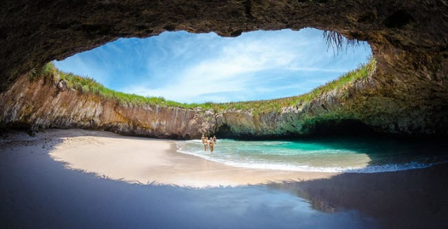 Bãi biển Playa del Amor, Mexico: Đây là một trong những bãi biển đẹp nhất ở Mexico. Nó nằm bên trong một hang động với cổng trời cực lớn trên quần đảo Islas Marietas. Playa del Amor còn được biết với một cái tên khác là Bãi biển tình yêu.