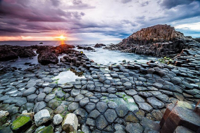 Bãi biển Giants Causeway, Ireland: Những cột đá basalt ở đây được hình thành cách đây khoảng 50 triệu năm, khi dung nham nóng phun trào lên bề mặt và bắt đầu nứt trong quá đông cứng.