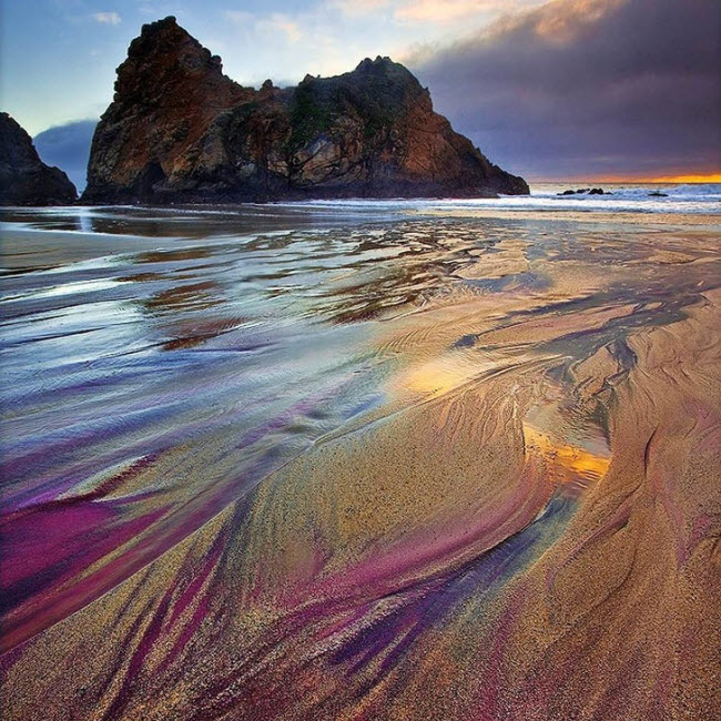 Bãi biển Pfeiffer, Mỹ: Cát màu hồng trên bãi biển ở bang California được hình thành khi các mỏ quặng mangan từ các ngọn đồi xung quanh xói mòn xuống biển.