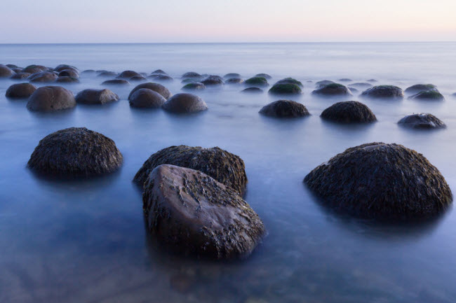 Bãi biển bóng bowling, Mỹ: Những cấu trúc đá hình cầu độc đáo trên bãi biển ở bang California được hình thành do tác động của nước biển. Thời điểm lý tưởng nhất để khám phá địa điểm này là lúc thủy triều xuống thấp.