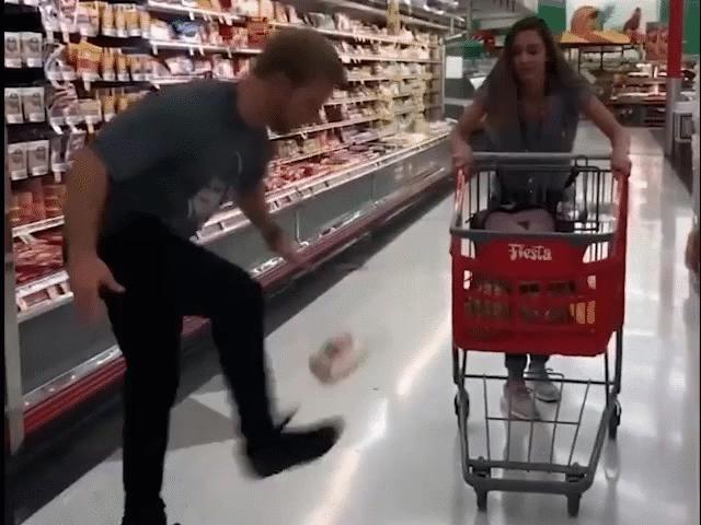 Media - Khi bạn đang muốn đá bóng lại bị bắt đi mua đồ