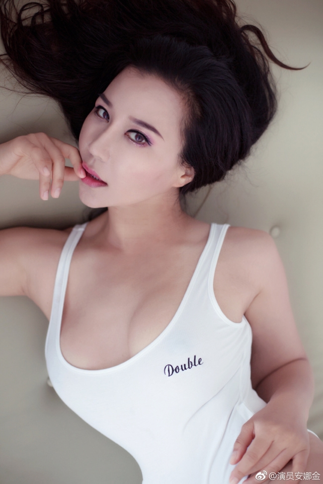Những bộ ảnh gợi cảm của Anna Kim được trang tin Sina đăng tải rất thường xuyên, thậm chí nhiều hơn cả sao hạng A nổi tiếng.