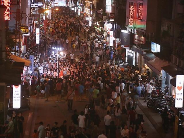 Pháp luật - Hai phụ nữ lớn tuổi ở khu phố Tây bị nhóm côn đồ chém trọng thương