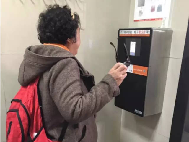 Thời trang Hi-tech - Chuyện hài hước: muốn lấy giấy vệ sinh cũng phải... quét khuôn mặt