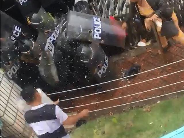 Tin tức trong ngày - Bắt thanh niên bê tảng đá 30kg ném cảnh sát cơ động ở Pouyuen