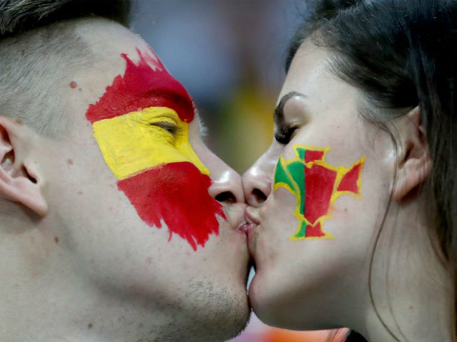 Bóng đá - Ấn tượng World Cup 16/6: Nụ hôn xuyên biên giới BĐN - TBN "đốt cháy" khán đài