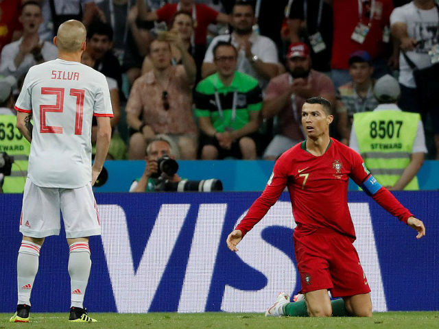 Bóng đá - "Siêu nhân" Ronaldo mất điểm: Ghi 3 bàn vẫn "dỗi" như trẻ con, cáu bẳn đồng đội