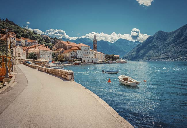 1.Vịnh Kotor, Montenegro

Vịnh Kotor nổi tiếng với biển vùng Adratic xanh ngát và núi lửa thấp thoáng từ xa. Đặc biệt vùng vịnh này có một thành phố cổ Kotor có từ thời Trung cổ, được UNESCO công nhận là di sản văn hóa thế giới.