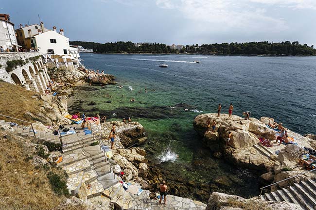 5.Rovinj, Croatia

Điểm tham quan ở đây tương đối ít, nhưng du khách có thể thoải mái thư giãn bên bờ biển. Có nhiều quán cà phê có tầm nhìn hướng ra bến cảng, ngắm nhìn ngư dân tháo lưới hoặc đi dạo trong công viên cây bách gần đấy.