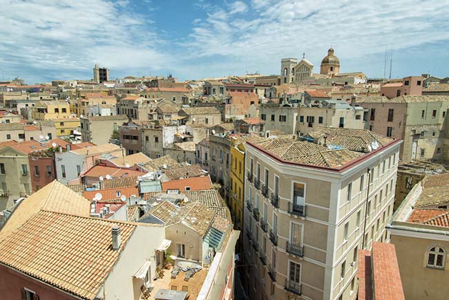 4.Cagliari, Sardinia

Nằm trên đỉnh đồi, trung tâm lịch sử của thành phố Cagliari Castello có rất nhiều địa điểm để chiêm ngưỡng như những mái vòm trong khu phố cổ. Tối đến, du khách hãy tận hưởng hương vị rượu vang đỏ trên sân thượng, rồi ngắm nhìn toàn cảnh tuyệt đẹp của thành phố.
