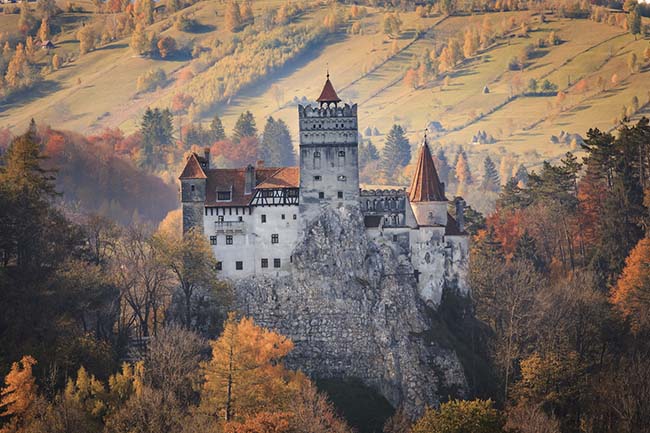 9.Sighisoara, Transylvania

Nếu thích một cảm giác mạo hiểm du khách có thể tìm đến đây. Để đến được tòa lâu đài bên trong khu rừng phải đi băng qua một nơi rất đẹp, nhưng lại có nhiều gấu và chó sói rình rập. nếu vượt qua được, du khách sẽ cảm thấy sung sướng tột cùng trước những gì mình thấy trước mắt.