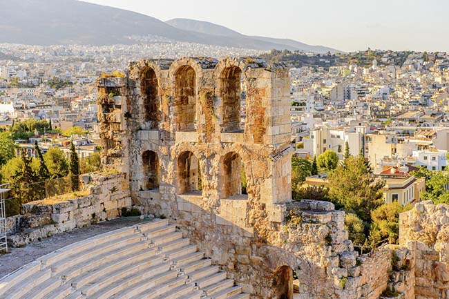 7.Athens, Hy Lạp

Athens đang dần trở nên nổi tiếng, các quán cà phê ngày càng tăng, quán bar trên các sân thượng, những chỗ ở độc đáo liên tục đầy ắp khách du lịch. Các khu di tích cổ ở đây được giới khảo cổ rất yêu thích và muốn khám phá.