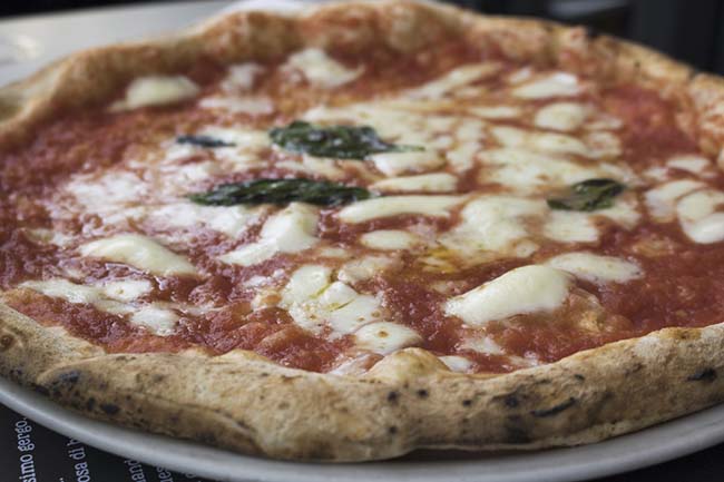 8.Naples, Ý

Naples là thánh địa pizza, có một nơi không thể bỏ qua chính là L’Antica Pizzeria da Michele. Chỉ với 4 euro, du khách có thể lựa chọn cho mình 2 loại pizza ngon nhất để thưởng thức.