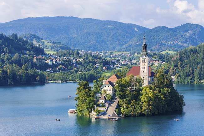 11.Hồ Bled, Slovenia

Sau một giờ lái xe từ trung tâm thủ đô Slovenia, một khung cảnh mơ màng, xanh nát của núi rừng, mây trời hiện ra giống như trong truyện cổ tích. Đặc biệt hồ Bled đẹp như tiên cảnh cùng nhà thờ Đức mẹ đồng trinh là điểm nhấn du lịch đẹp nhất nơi đây.