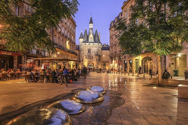 15.Bordeaux, Pháp

Nơi này chính là thủ đô rượu vang của Pháp, thay vì đến Paris hoặc Lyon thì hãy đến Bordeaux để khám phá nhiều thứ hơn là một ly vang đỏ. Một trong những điểm nổi bật nữa phải kể đến các cây cầu dọc theo sông Garonne.
