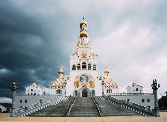 19. Belarus, Nga

Người ta bảo rằng tinh thần của thời đại Xô Viết được cho là tồn tại ở Belarus nhiều hơn là ở Nga. Belarus ngày càng được quốc tế hóa, thế nên không có gì ngạc nhiên khi du khách có thể thấy hình ảnh những quán sushi giữa kiến trúc Stalin.