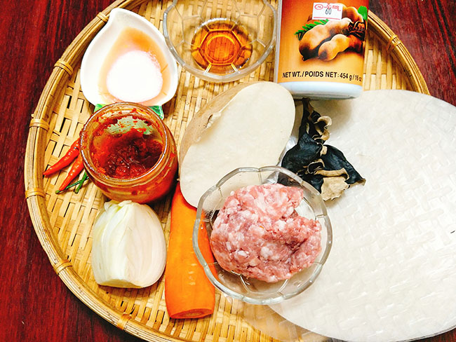 Chồng mải xem World Cup đến mấy cũng không thể ngó lơ món bánh tráng cuộn thơm lừng này - 2