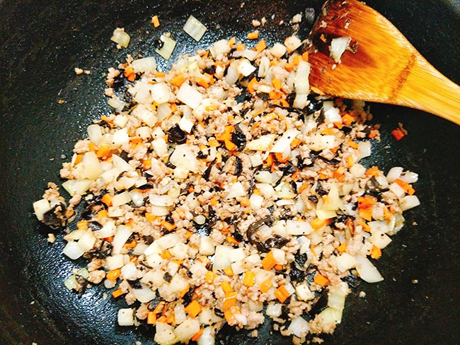 Chồng mải xem World Cup đến mấy cũng không thể ngó lơ món bánh tráng cuộn thơm lừng này - 5