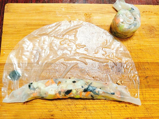 Chồng mải xem World Cup đến mấy cũng không thể ngó lơ món bánh tráng cuộn thơm lừng này - 7