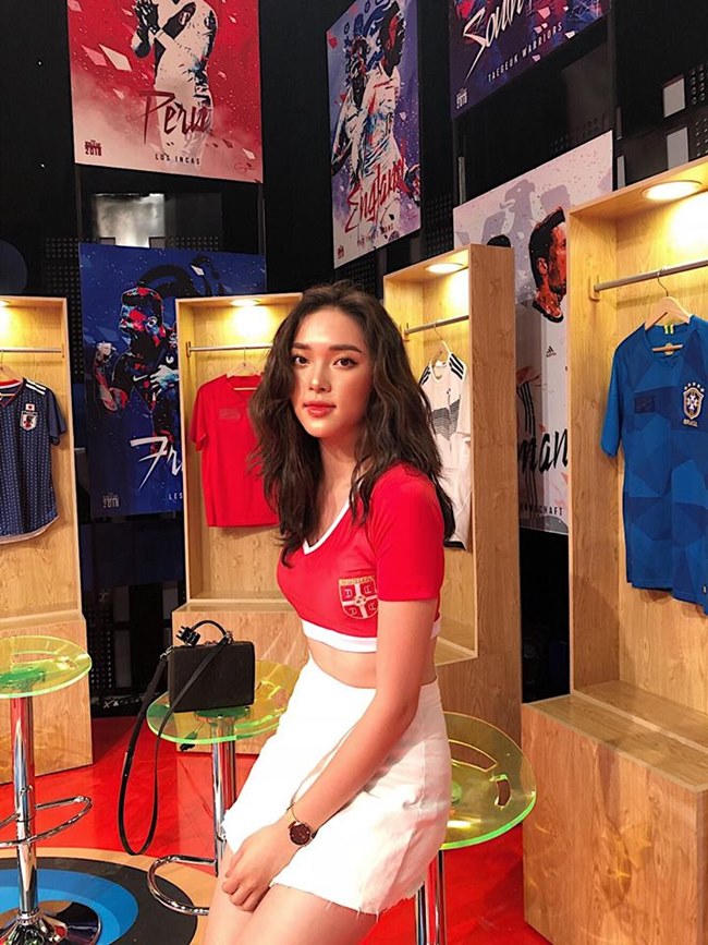 &#34;Em là cô gái mặc áo đỏ, bỏ cả thế giới nhỏ để cổ vũ các anh. Tối nay Costa Rica vs Serbia nha các bác, tôi tin chắc chắn Serbia sẽ thắng, cố lên các anh&#34; - Phạm Diệu Linh chia sẻ ngắn gọn trên trang cá nhân cách đây vài tiếng.