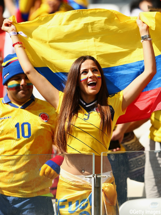Cổ động viên Colombia với sắc vàng rực cùng lá cờ của quốc gia.