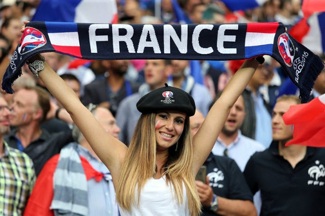 Gương mặt xinh đẹp của fan Pháp làm khán đài thêm nóng.