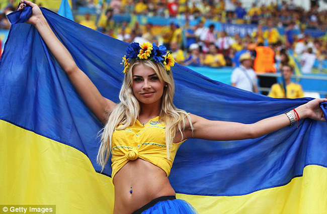 Ukraina có những fan nữ hết mình vì trái bóng tròn.