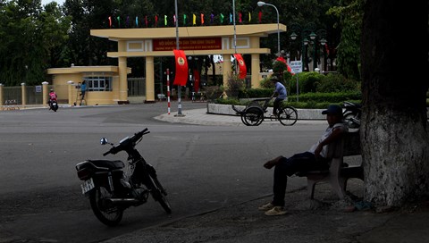 Vụ gây rối ở Bình Thuận: “Thấy tội mấy anh công an, bị ném mà cứ đứng đỡ” - 1