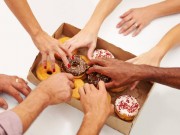 Sức khỏe đời sống - Béo phì vì…cơ quan không cấm ăn vặt