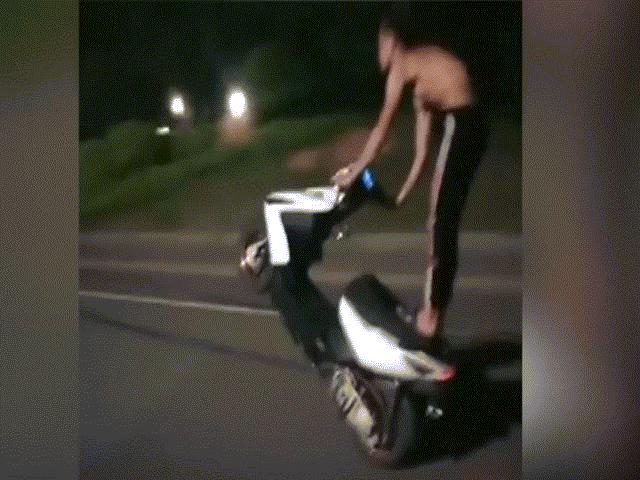 Media - Nhóm "trẻ trâu" ăn trộm xe máy thể hiện kỹ năng bốc đầu và cái kết